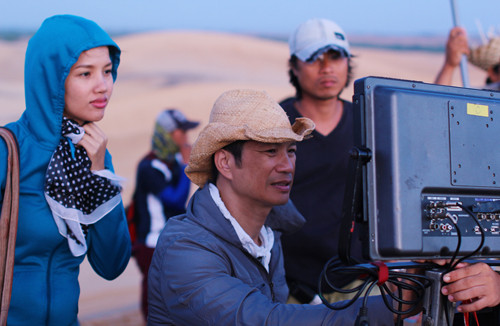 Từ khi kết hôn, người mẫu Bebe Phạm (trái) từ giã sàn catwalk, tập trung hỗ trợ chồng làm phim. Ảnh: Poly.