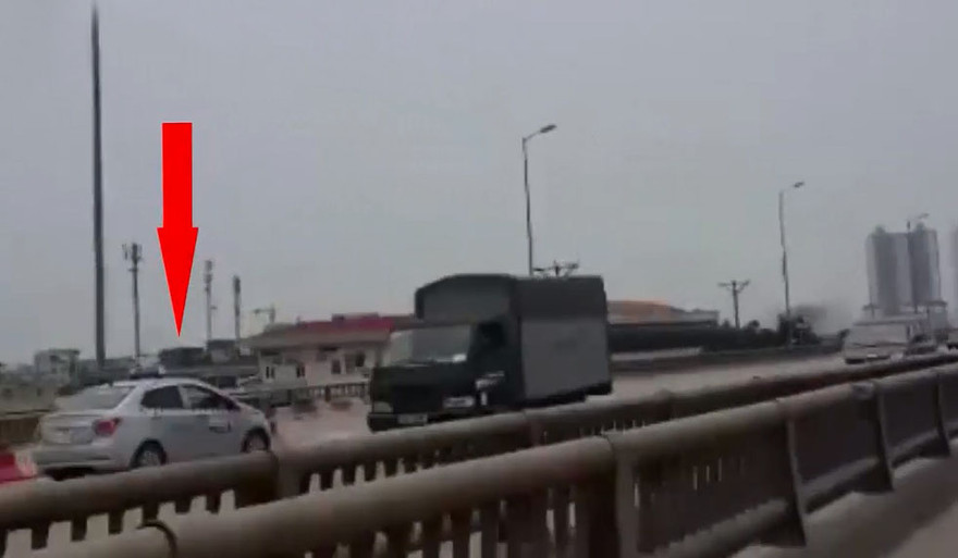 Chiếc xe taxi bất chấp nguy hiểm chạy ngược chiều tốc độ cao tại đường vành đai 3 trên cao. Ảnh cắt từ clip