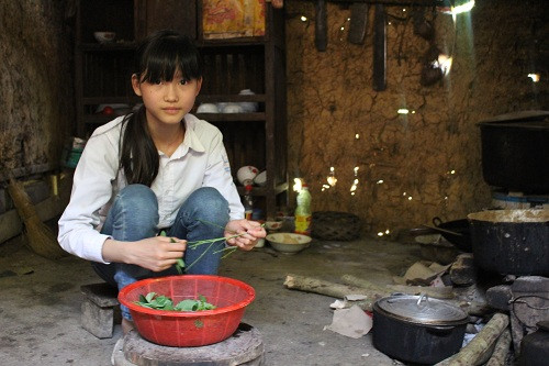 Bố đau yếu, mẹ đi làm kiếm tiền cả ngày, Thi lo cơm nước cho cả gia đình. Ảnh: Hồng Vân