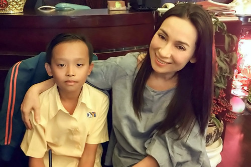 Phi Nhung có buổi gặp gỡ thân mật với bé Hồ Văn Cường.