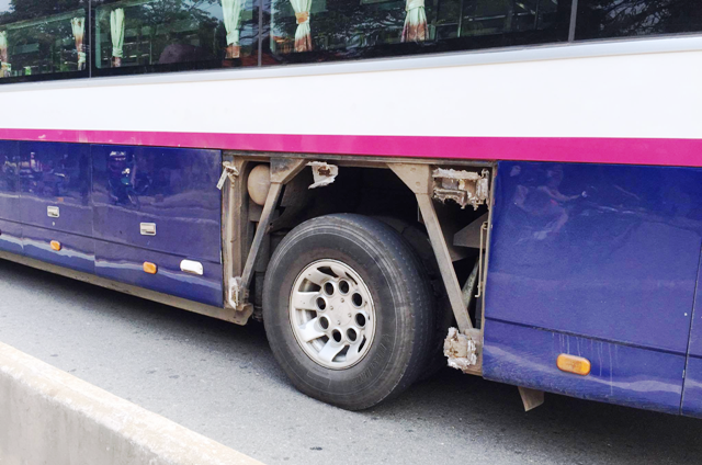Chiếc xe ô tô khách bị văng tấm chắn lốp sau sự cố nổ lốp.