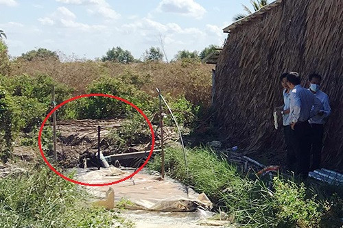 Miệng hầm biogas (khoanh tròn đỏ), nơi xảy ra ngạt khí tập thể khiến 3 người chết. Ảnh: Phúc Hưng