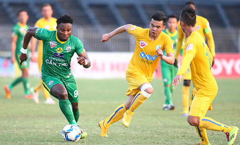 Thắng Thanh Hoá, Cần Thơ (áo xanh) toàn thắng sau bốn trận sân nhà mùa này. Ảnh: Lê Nguyên.