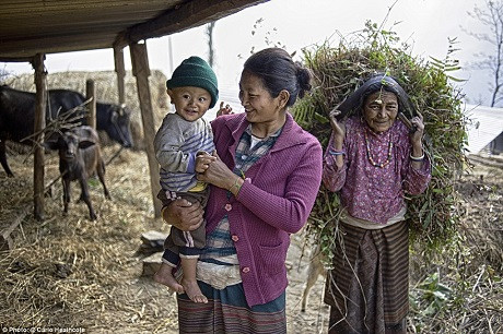 Chị Dolma Tamang bế cậu con trai Nishan Naoki, chỉ vài ngày nữa, Nishan sẽ trải qua sinh nhật đầu tiên. Sự lớn lên của cậu bé được xem là một điều kỳ diệu ngay trong thảm họa. 