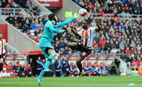 Petr Cech chơi tập trung trong hiệp hai, nhiều lần cứu thua cho Arsenal. Ảnh: AFP.
