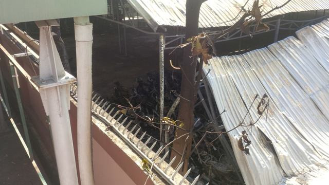 Hàng chục xe máy đang bị tạm giữ bị ngọn lửa thiêu rụi