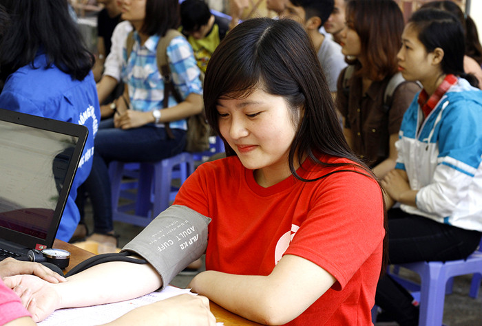 Công tác kiểm tra sức khỏe trước khi hiến máu.