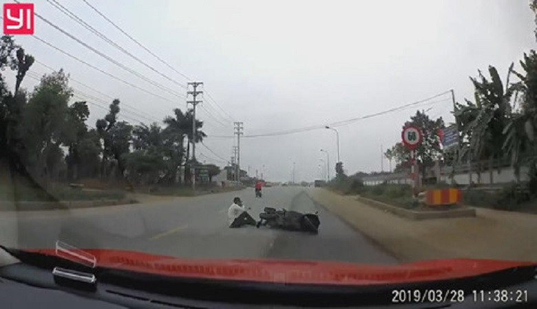 Sang đường bất cẩn, cô gái gây tai nạn cho người đi sau