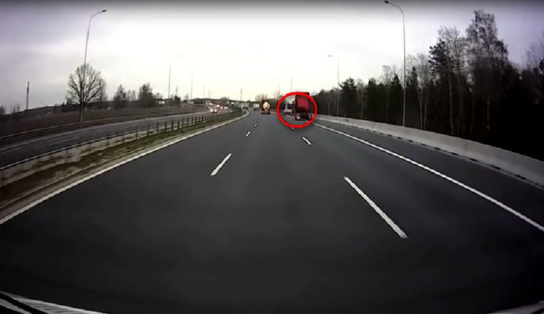 Xe đầu kéo đâm nát ôtô dừng ở làn khẩn cấp trên cao tốc