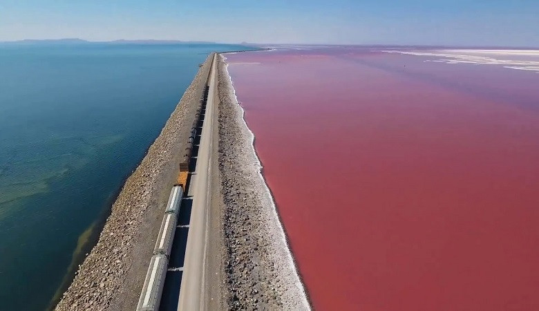 Cận cảnh tàu hỏa chạy giữa hồ nước hai màu đẹp như mơ