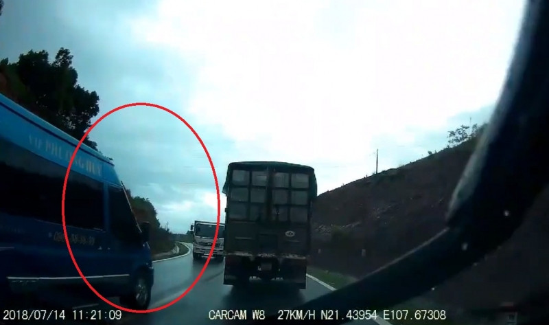 Xe khách 16 chỗ vượt ẩu, suýt bị đâm nát ở Quảng Ninh