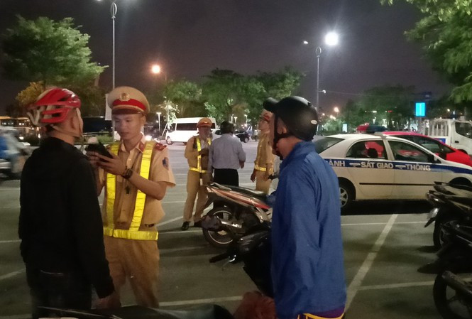 Cảnh sát giao thông đo nồng độ cồn (ảnh minh họa)