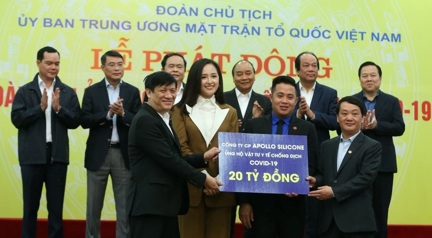 Đại sứ thương hiệu Mai Phương Thúy cùng đại diện đơn vị đến trao 20 tỷ đồng để mua các vật tư y tế phòng, chống dịch.