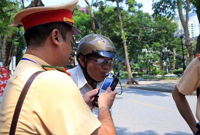 CSGT Hà Nội kiểm tra nồng độ cồn của lái xe 