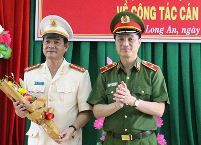 Thiếu tướng Nguyễn Duy Ngọc - Thứ trưởng Bộ Công an tặng hoa chúc mừng Đại tá Lê Hồng Nam. Ảnh Công an tỉnh Long An.