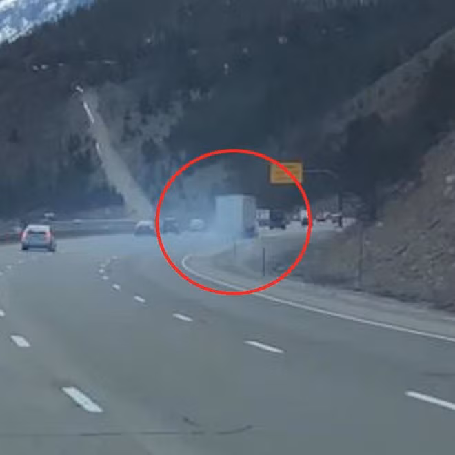 Xe tải bốc khói, tài xế cố gắng bẻ lái tránh các phương tiện khác