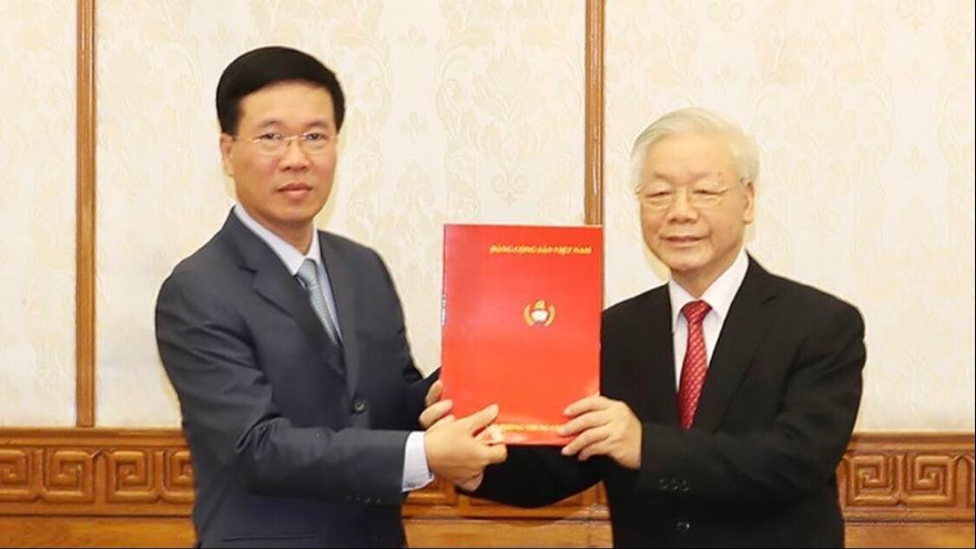 Tổng Bí thư, Chủ tịch nước trao quyết định của Bộ Chính trị cho ông Võ Văn Thưởng (ảnh TTXVN)
