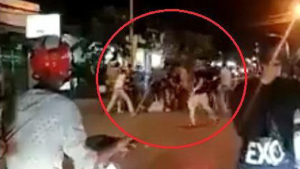 Nhóm thanh niên tấn công một thanh niên trên đường. Ảnh cắt từ clip