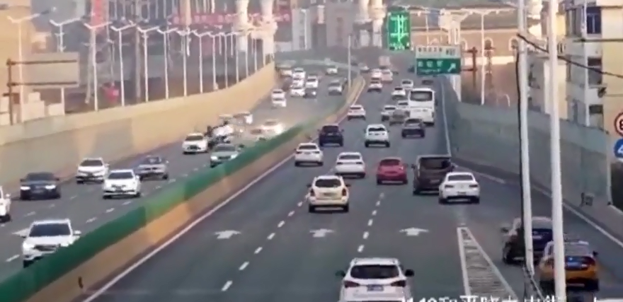 Bị ô tô đâm, SUV lộn nhiều vòng trên cầu vượt