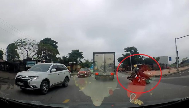 Chạy cắt đầu ôtô để sang đường, xe máy gây tai nạn