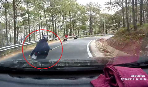 Vượt ẩu ngay cua, xe máy suýt rơi xuống vực tại Đà Lạt