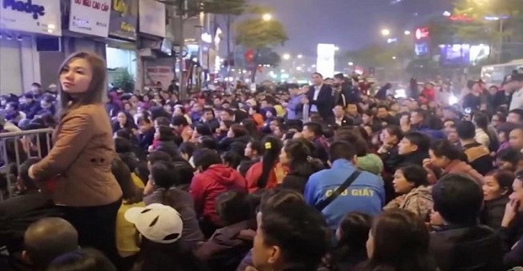 Clip: Tắc đường, đóng cửa chùa khi người Hà Nội cúng giải hạn quá đông