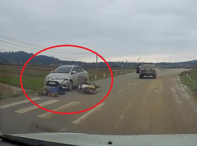 Qua đường không quan sát, xe máy bị ôtô đâm ngã nhào