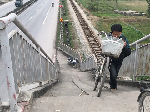 Cầu đi bộ dẫn thẳng xuống lòng đường ở nơi xảy ra tai nạn 8 người chết