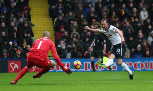 Harry Kane mở tỷ số với cú vẩy mũi giày điệu nghệ. Ảnh: Reuters.