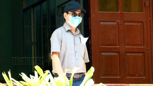 Ông Nguyễn Hữu Linh đến trụ sở TAND Q.4 để nhận các quyệt định triệu tập. (Ảnh: Thanh Niên)