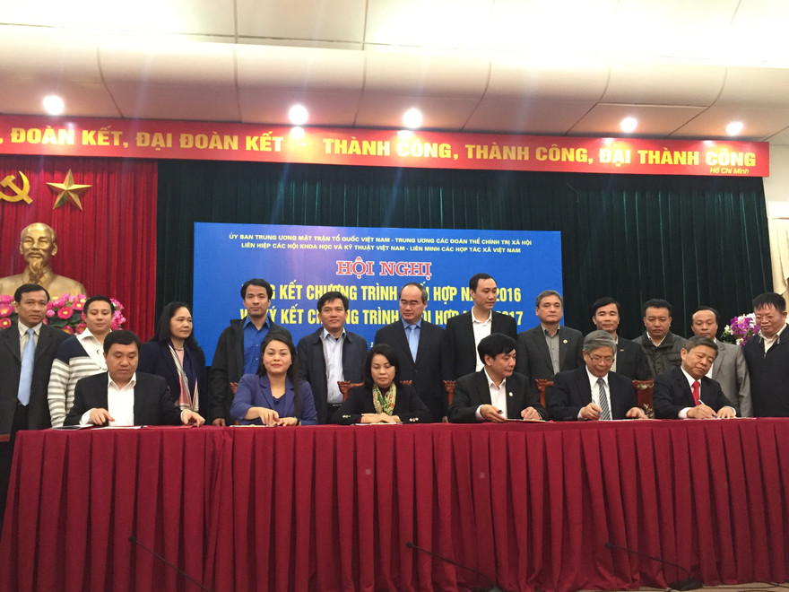 Đại diện các tổ chức chính trị, xã hội ký kết chương trình phối hợp năm 2017. Ảnh Văn Kiên