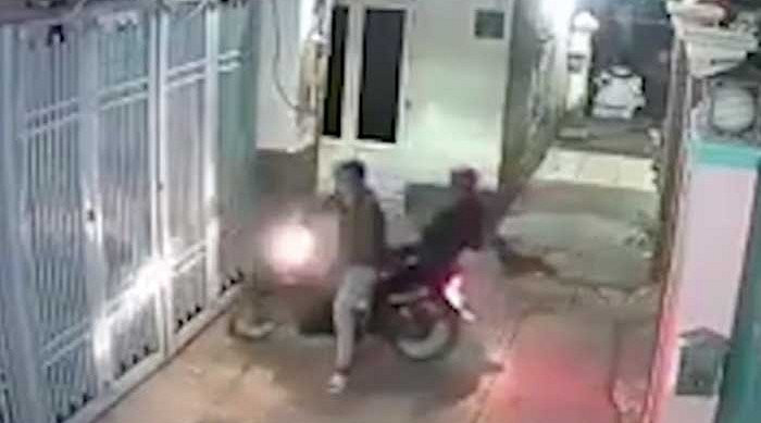 Trộm chó bất thành, 'cẩu tặc' bị chủ nhà đuổi chạy thục mạng