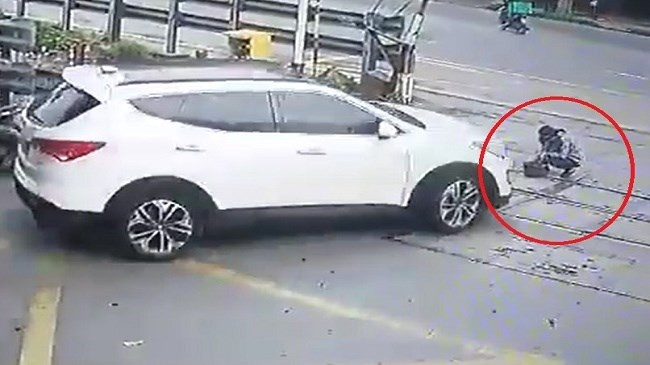 Nữ nhân viên gác chắn bị ô tô băng qua đường sắt 'nuốt chửng'