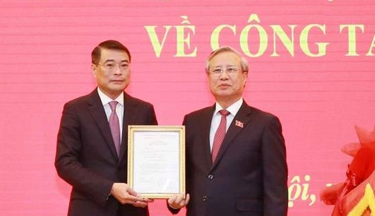 Thường trực Ban Bí thư Trần Quốc Vượng trao quyết định cho ông Lê Minh Hưng (Ảnh: TTXVN)