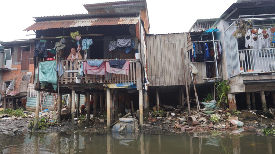 Hơn 20 năm qua, người dân mòn mỏi chờ con kênh rạch Xuyên Tâm được 'giải cứu'.