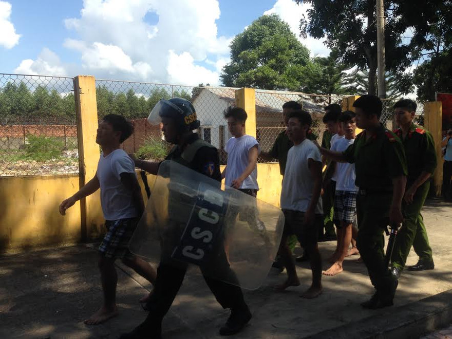 Lực lượng chức năng vận động các học viên trở về Trung tâm