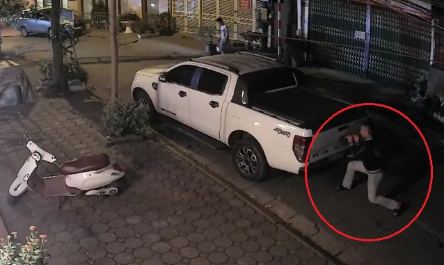 Trộm logo xe ôtô trong 3 giây ở Hà Nội