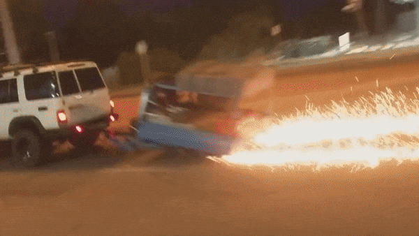 Tài xế phóng xe qua rào chắn đường ray để ‘cắt đuôi’ cảnh sát