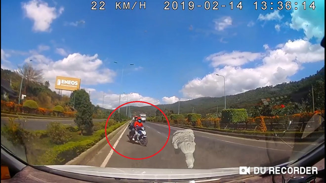Hai xe máy liều lĩnh đi ngược chiều trên cao tốc Liên Khương, Đà Lạt