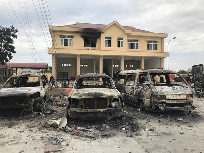 Nhiều đối tượng quá khích đập phá, đốt xe ô tô của cơ quan Nhà nước