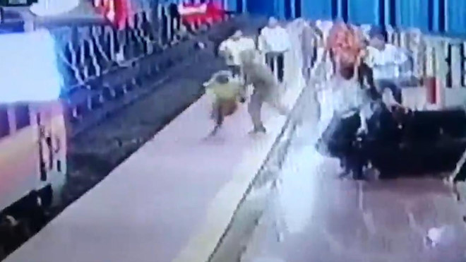 Ông lão khiếm thính ngồi sát đường ray may mắn được người dân cứu