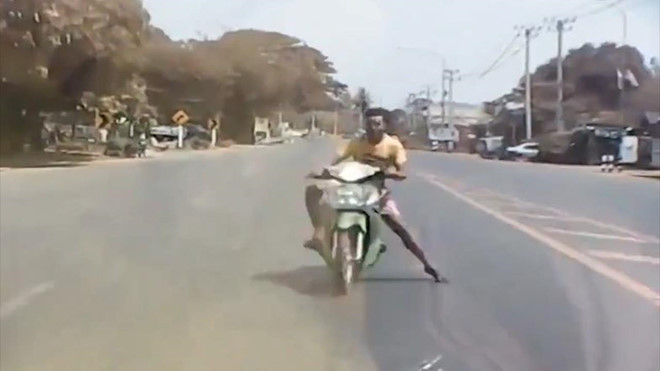 Sang đường không quan sát, xe máy bị ôtô tông trực diện