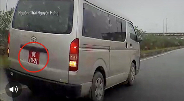 Clip tài xế xe quân sự đi lùi trên cao tốc Hà Nội - Thái Nguyên