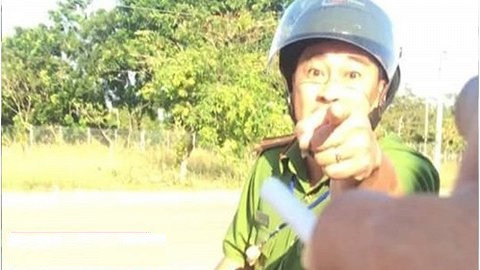 Tạm đình chỉ thiếu tá công an văng tục, sỉ nhục lái xe đầu kéo