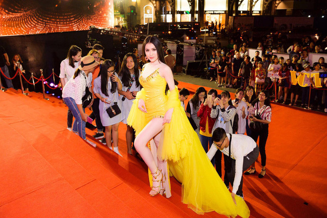 Toàn cảnh Thư Dung 'làm lố' trên thảm đỏ dù không được mời