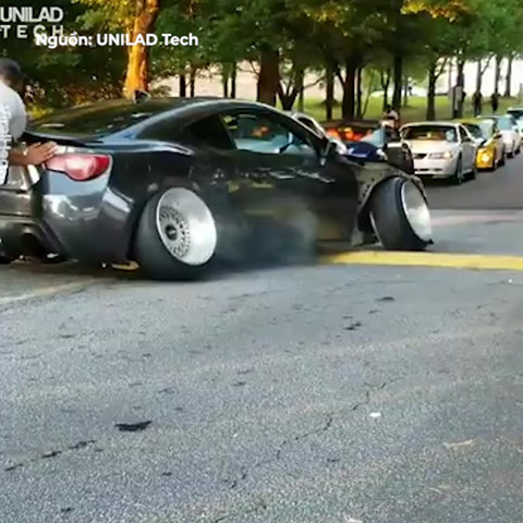 Tay chơi độ siêu xe với cặp bánh như sắp bung ra ngoài