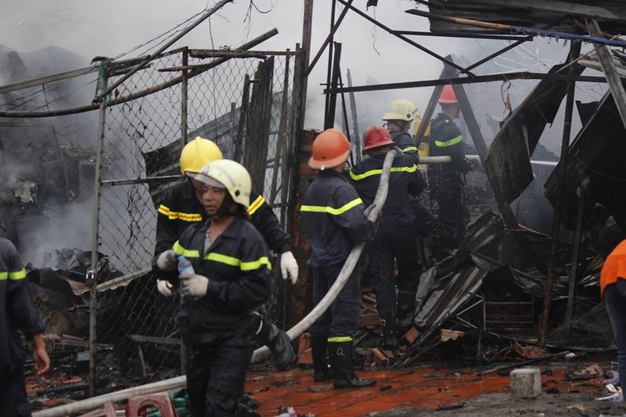 Các chiến sĩ PCCC tiến hành dập lửa.