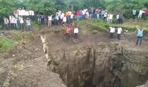 Người đàn ông mạo hiểm xuống giếng sâu 12 m để cứu cá sấu