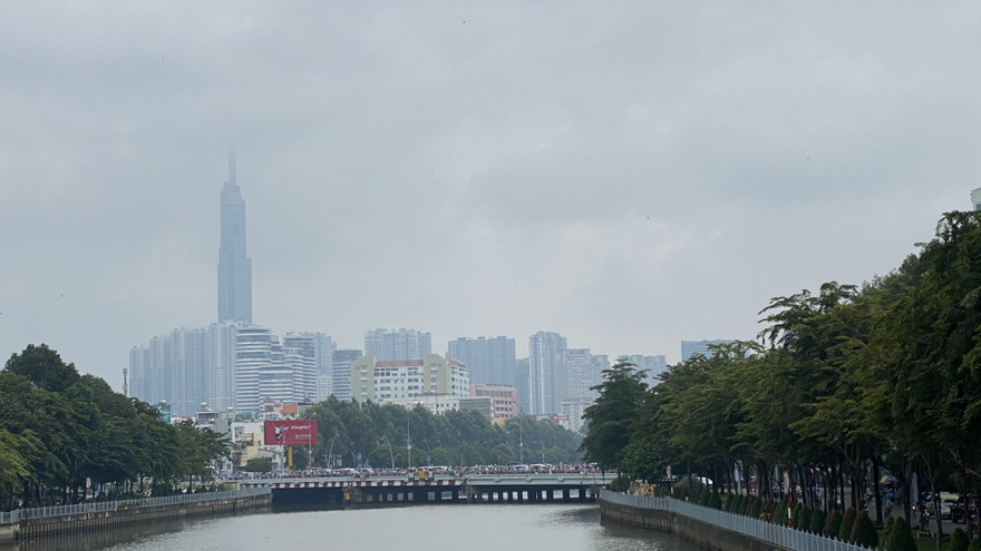 Mây mù che phủ bầu trời TP.HCM, cảnh báo mưa dông có sét