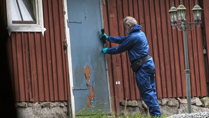 Một nhân viên của tòa án xem xét nhà kho. Ảnh: AP 